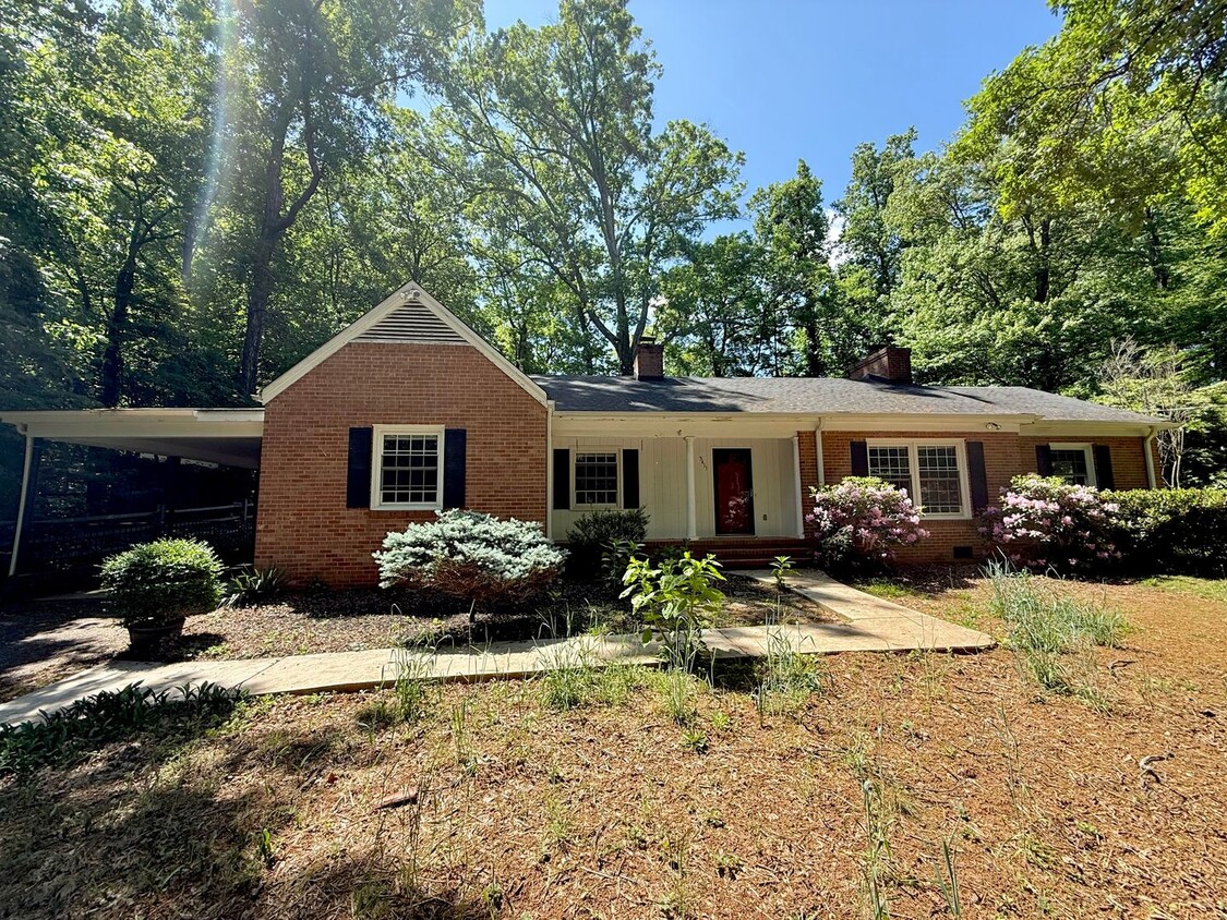 Primary Photo - Beautiful 3 Bed 2 Bath Home Located Right ...