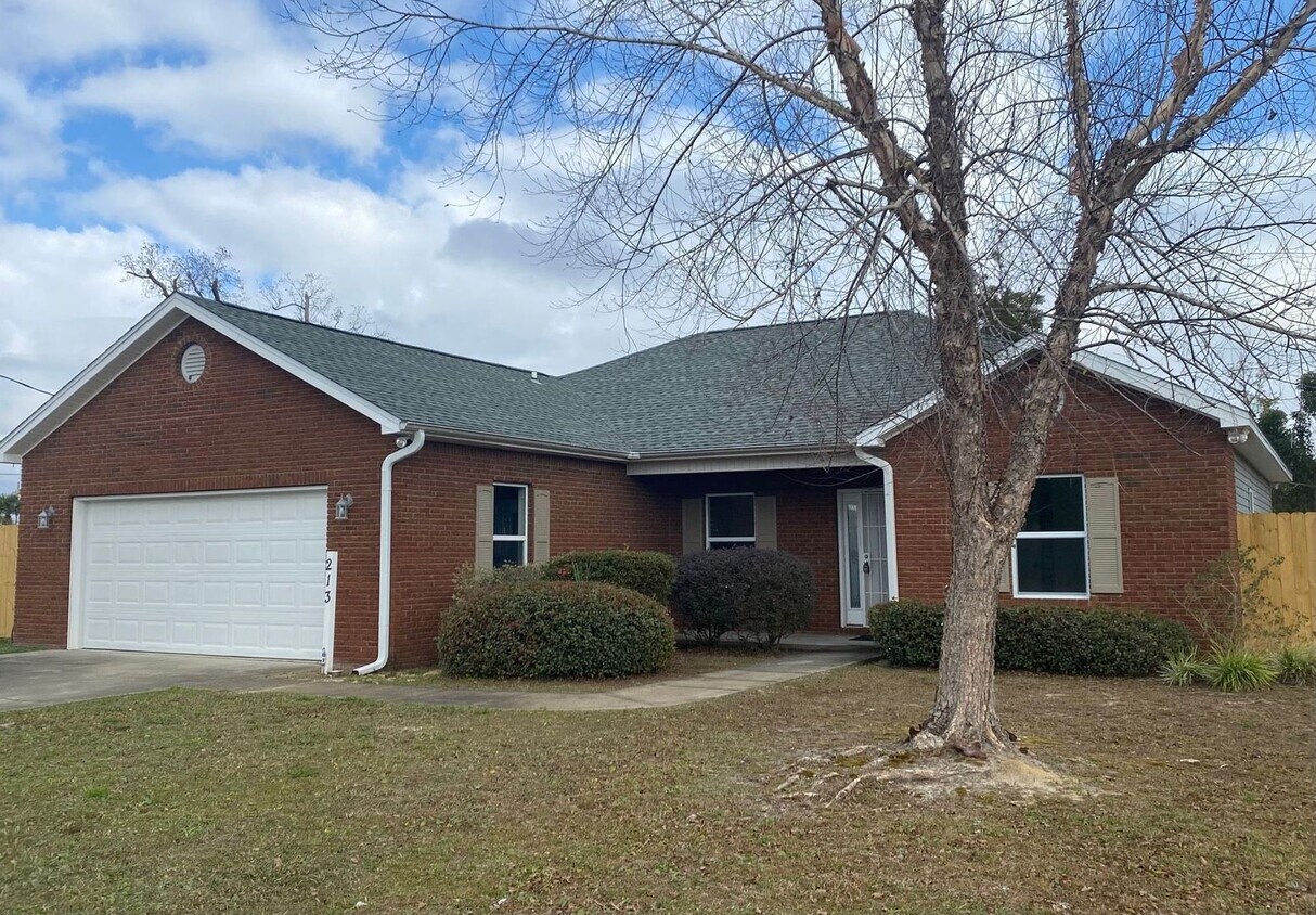 Foto principal - Spacious 3Bed/2Ba Home, Centrally Located ...