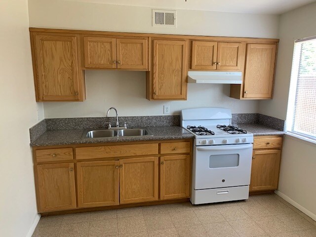 kitchen - 1803 S Bridge St