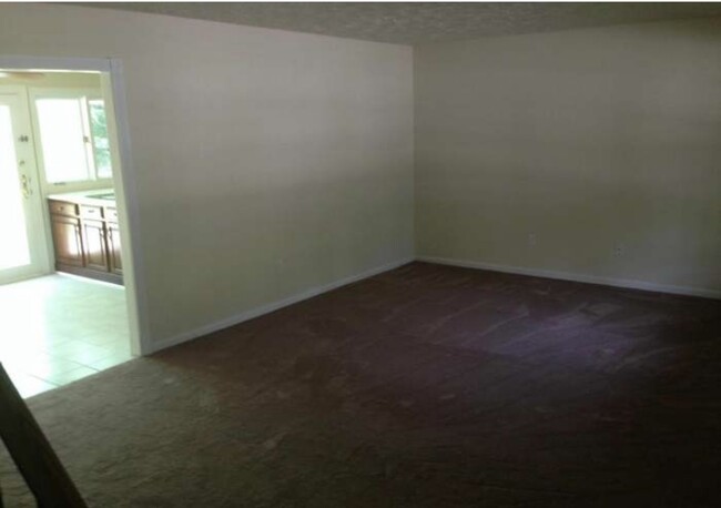 Building Photo - 15910 Pointer Ridge Dr
