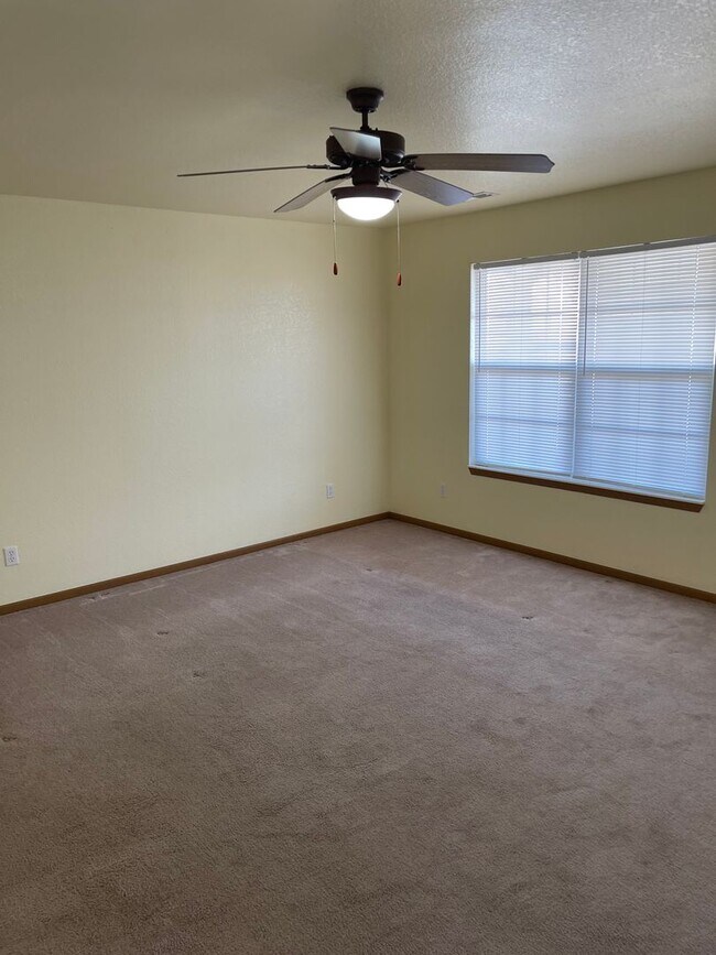 Foto del edificio - 16878 Hurricane Lane