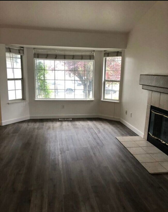 Building Photo - Lovely Single Level Home in Santa Rosa 3 b...