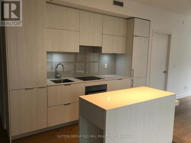 Photo du bâtiment - 1990 Bloor St W