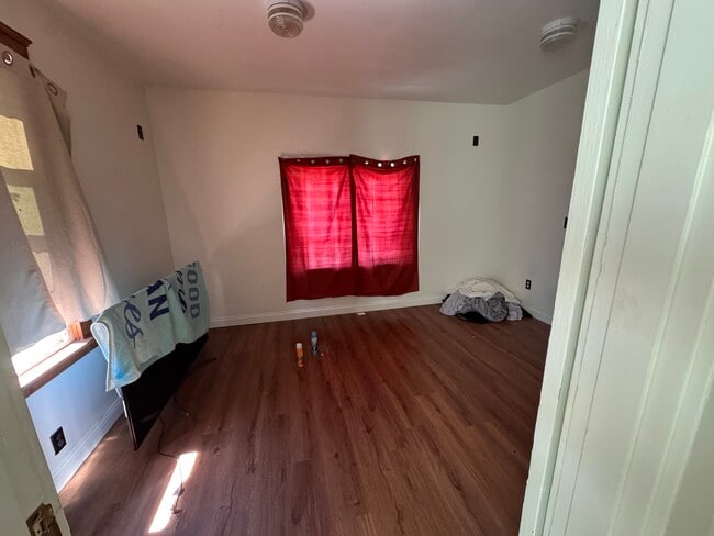 Bedroom - 5905 N Lombard St
