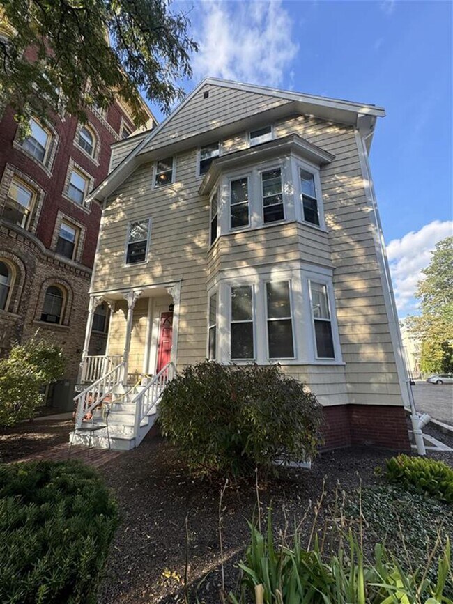 Foto del edificio - 379 Harvard St