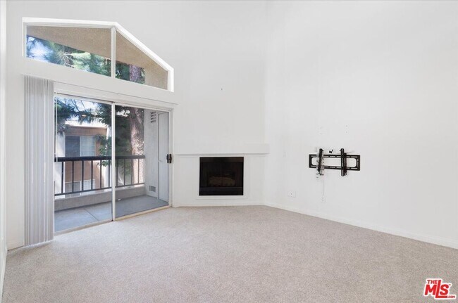 Building Photo - 5530 Owensmouth Ave