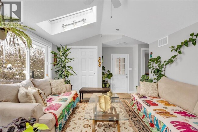 Photo du bâtiment - 62 Lewis Crescent