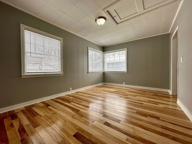 Building Photo - 349 6th Ave S