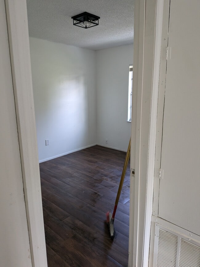 Building Photo - 1902 Park Manor Dr