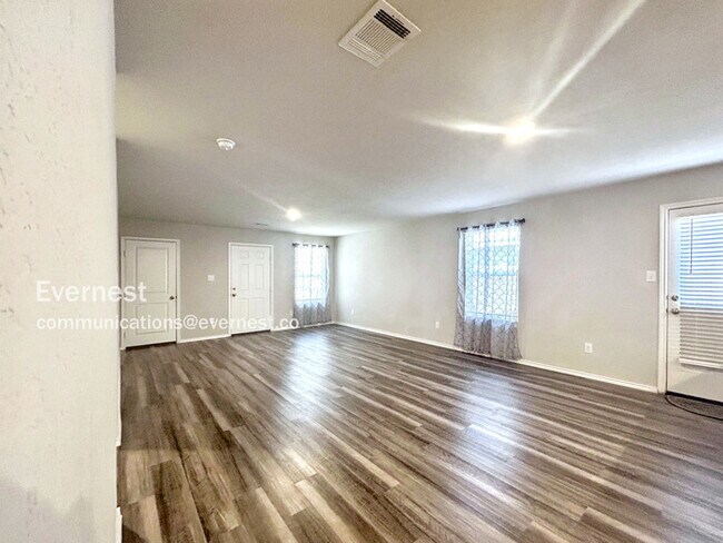 Building Photo - 118 Elizondo Way
