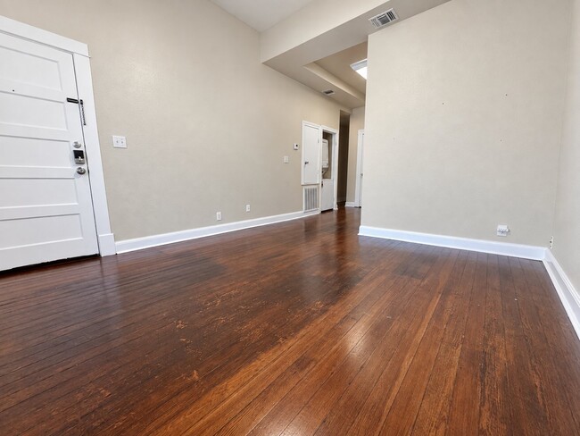 Photo - 410 E Carson St (San Antonio, TX) Apartment