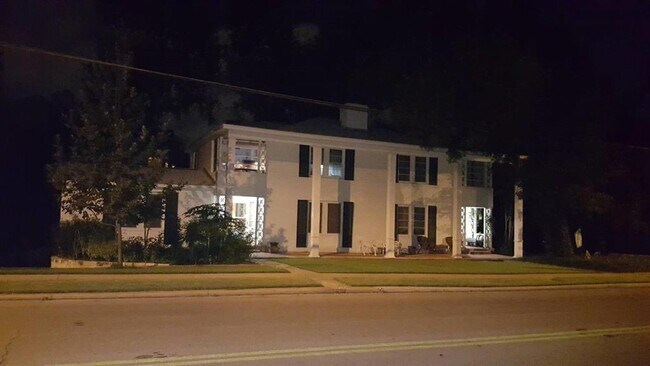 Building Photo - 3204 Duval St