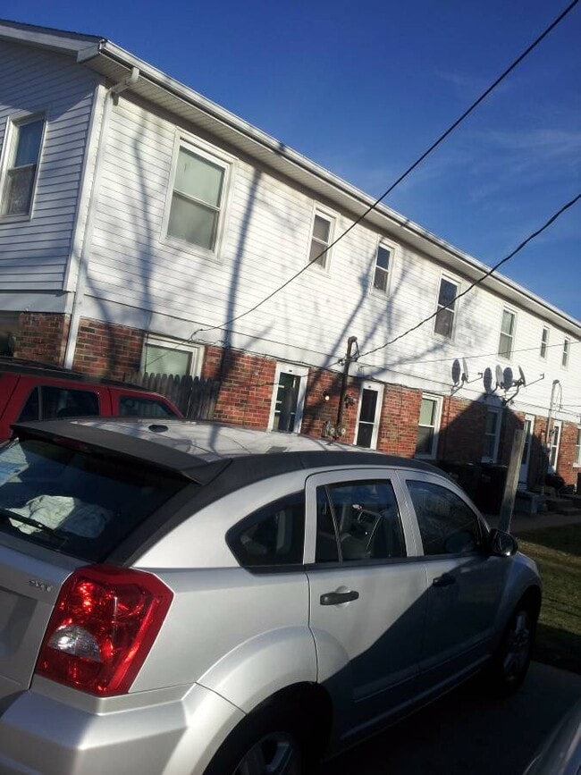 Building Photo - 905 Hillside Dr