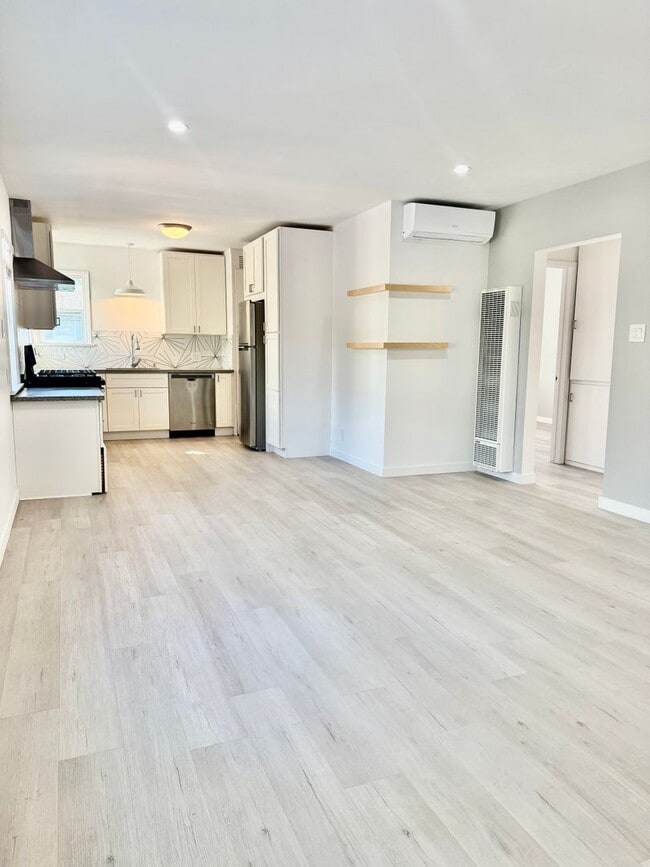 Building Photo - Fabulous 2 bedroom just steps to the BEACH!