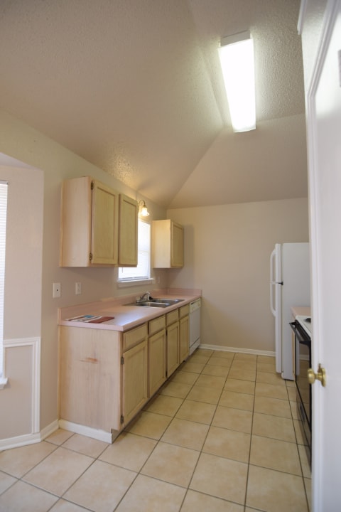 Building Photo - 715 Lisa Ln