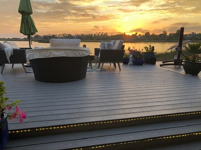 Foto del edificio - Waterfront Condo on the Buena Vista Lagoon - 5 mins from Carlsbad Village!