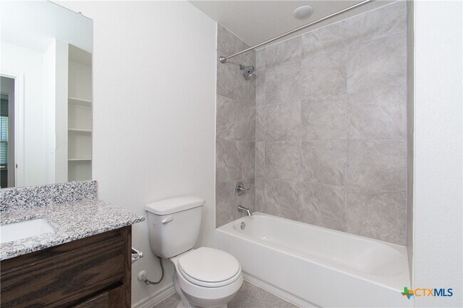 Foto del edificio - 121 Wind Ridge Dr