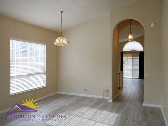Foto del edificio - 9472 Clementine Way