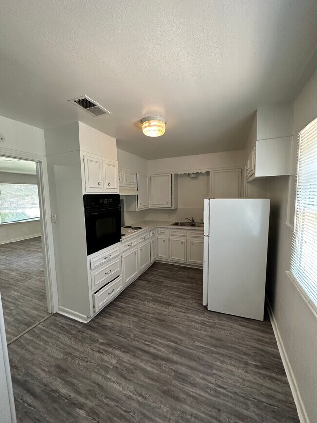 Building Photo - Newly remodeled property!