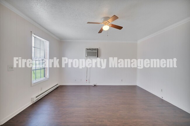 Foto del edificio - This 2 Bdr, 1 Bath, 1 Story duplex (Left S...