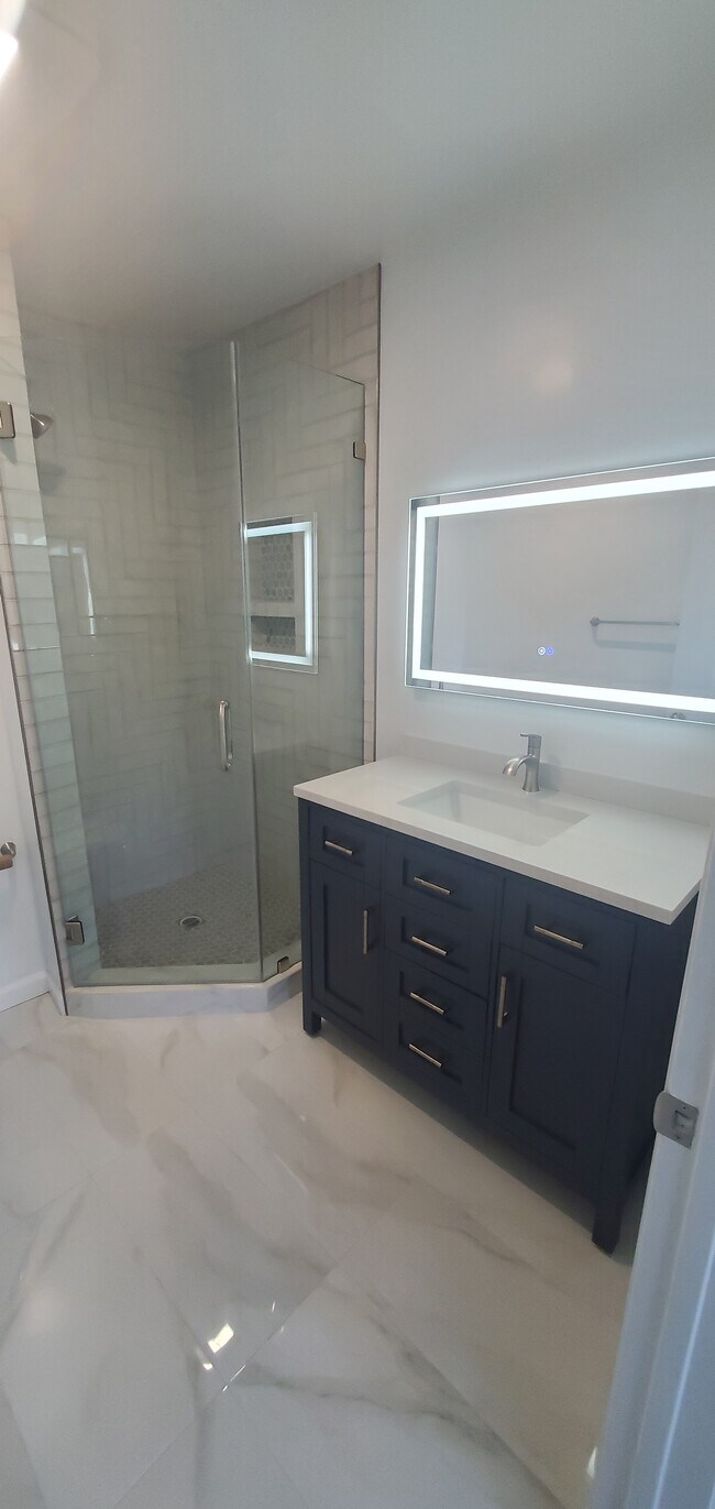 Bedroom 1 en suite bathroom - 11507 Moorpark St