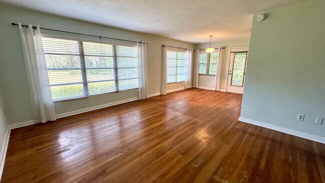 Building Photo - Old Time Charmer in NW Area!