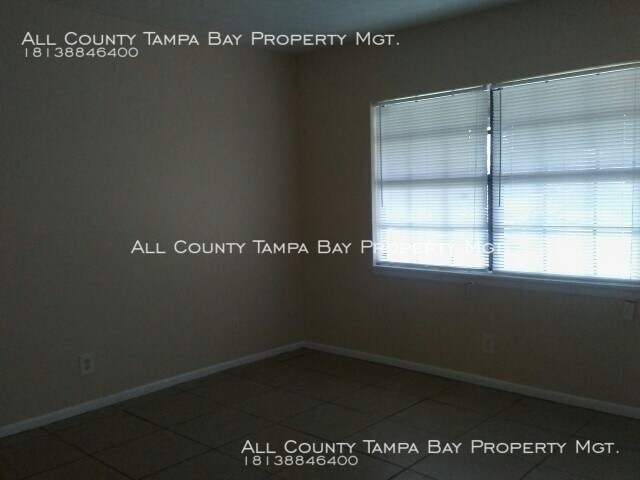 Building Photo - Charming  3 bedroom 1 bathroom apartment