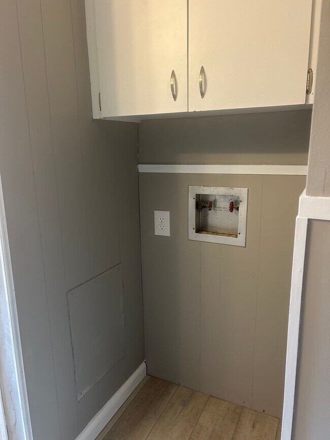 Building Photo - 405 Lindenhurst Dr