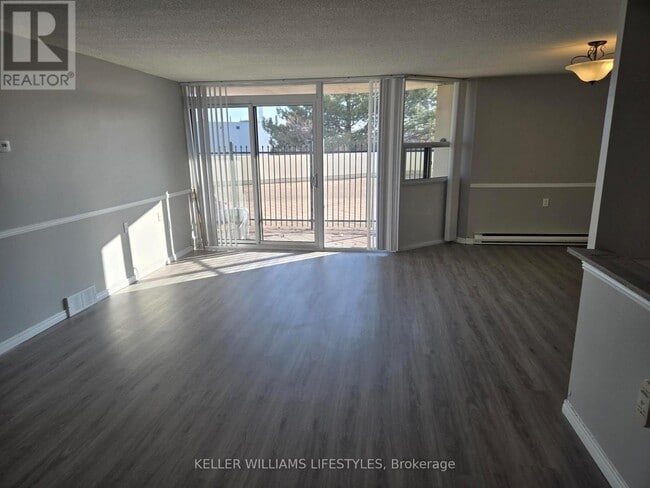 Building Photo - 323 Colborne St