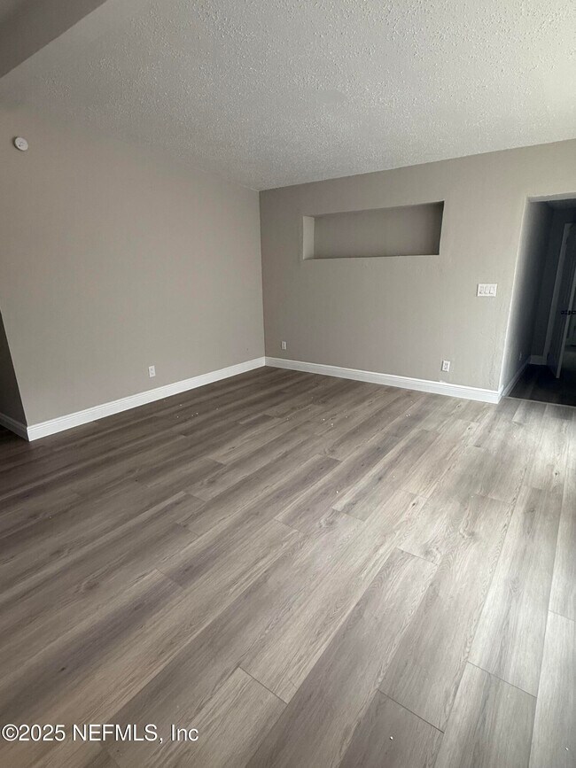 Building Photo - 2113 Limoges Dr S