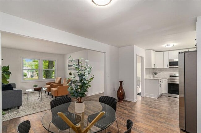 Building Photo - Beautiful Four Bedroom Home minutes from the Airport