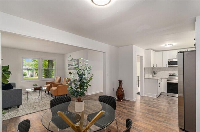 Foto del edificio - Beautiful Four Bedroom Home minutes from the Airport