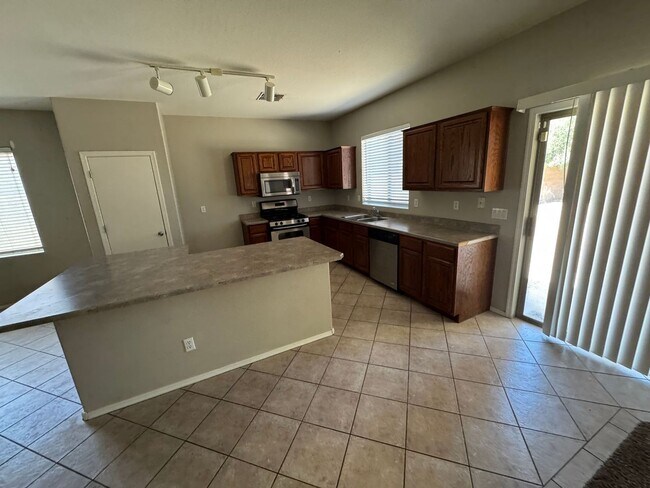 Foto del edificio - 4 Bedroom - 2.5 Bath - 2310 Sq Ft
