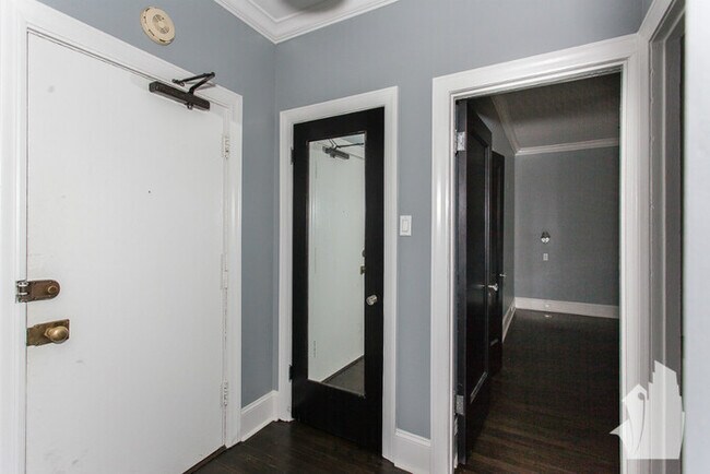 Foto del edificio - Beautiful 2 Bedroom Condo in Lakeview East!