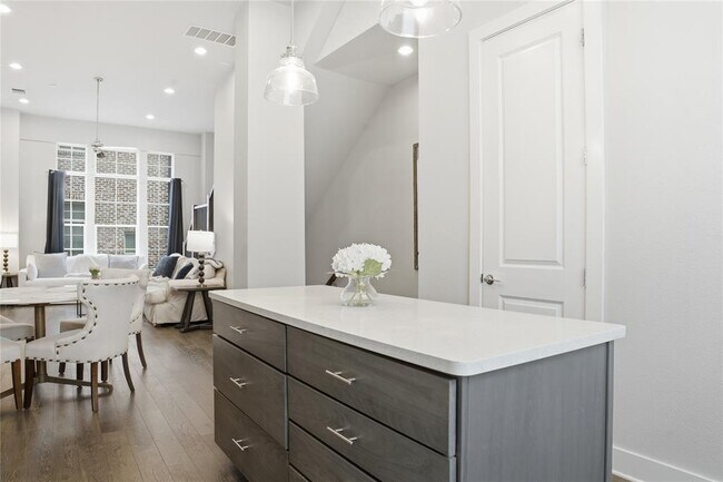 Foto del edificio - 1411 Town Creek Dr