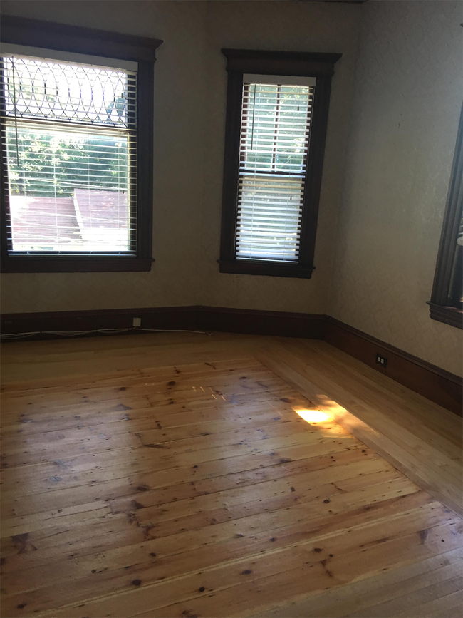 Foto del edificio - 592-594 Lowell St