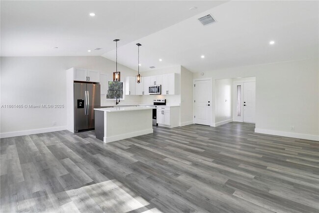 Building Photo - 143 Greentree Cir