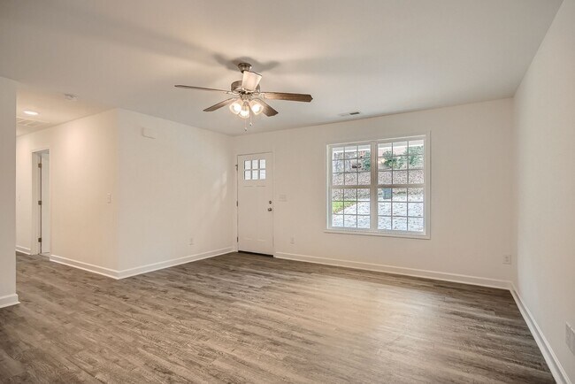 Foto del edificio - Like new house in nice Concord location!!