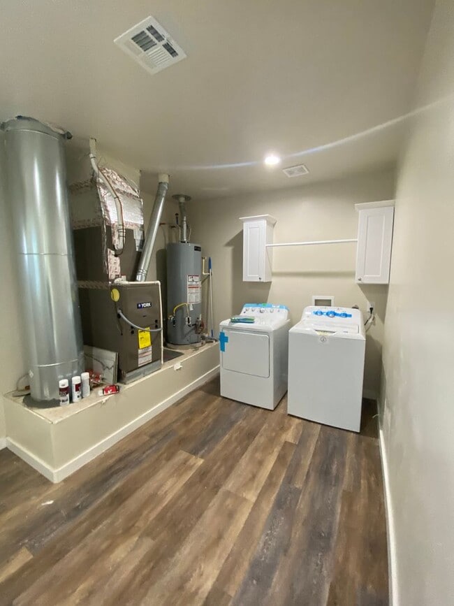 Building Photo - Gorgeous 2 Bedroom/1 Bathroom Home  **New ...