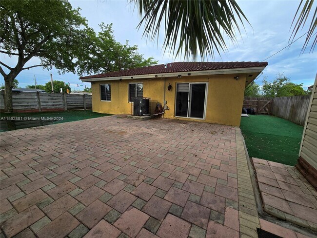 Foto del edificio - 3104 Tarpon Dr