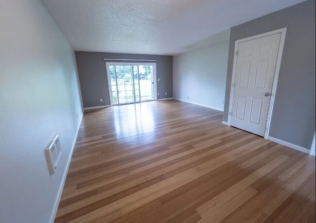 Building Photo - Townhome for Rent –Spacious, Modern, and B...