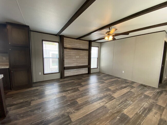 Building Photo - 3 bed, 2 bath