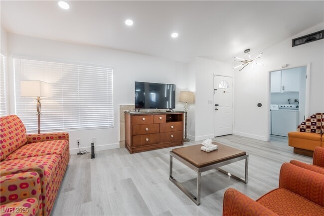 Foto del edificio - 2364 Belvedere Dr