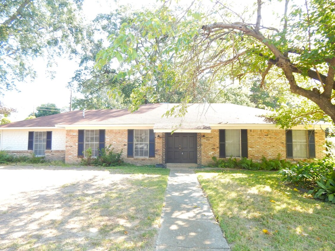 Foto principal - Expansive 3/2 Home in Tyler w/Additional D...