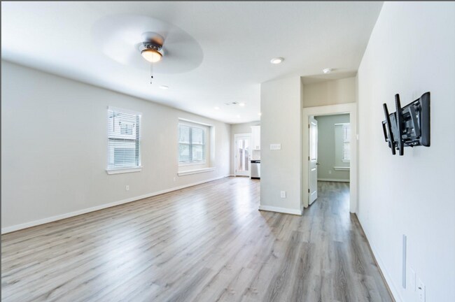 Foto del edificio - 147A Waterside Rd, Unit A, Buda, TX 78610