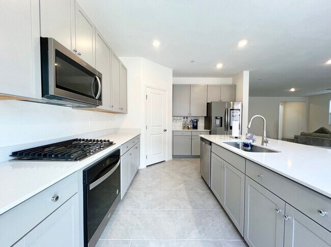 Foto del edificio - NEWER BUILT 4BD/2.5BA HOME IN GATED NORTHW...