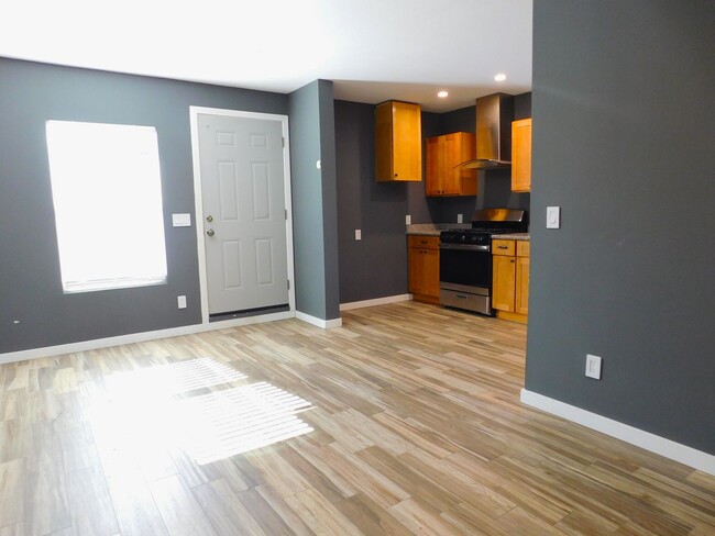 Building Photo - 1-Bedroom ADU with Modern Upgrades and Pri...