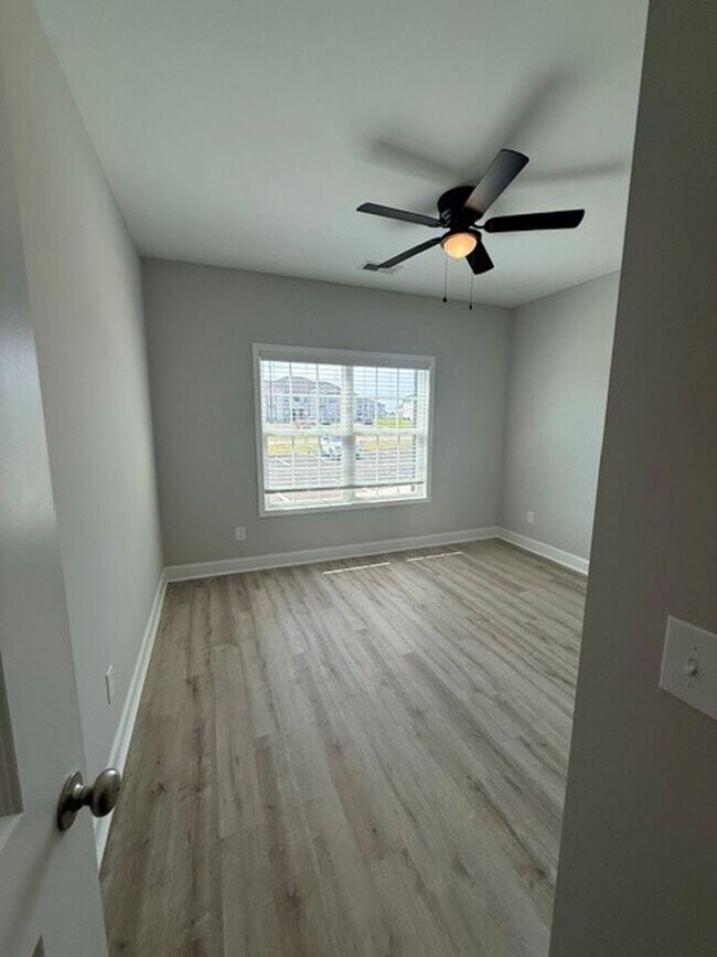 Foto del edificio - 308 Hillview Mls Blvd
