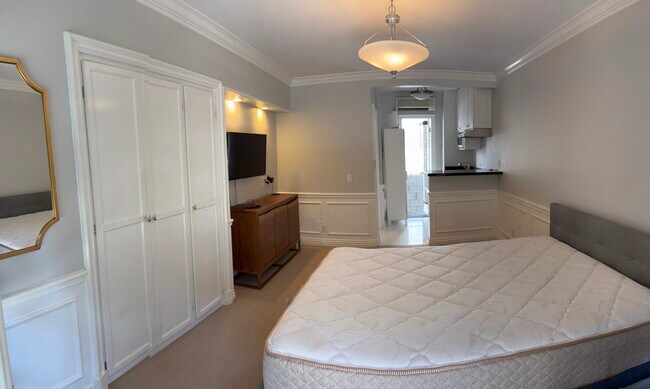 living area - 805 N McCadden Pl