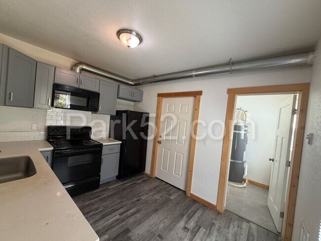 Foto del edificio - 1 Bed 1 Bath Tacoma Apartment - Small Pet Friendly